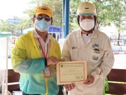 มอบประกาศนียบัตรให้กับผู้ที่ผ่านการฝึกอบรม		
