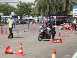 ฝึก และประเมินทักษะการขับขี่หลบหลีกสิ่งกีดขวาง