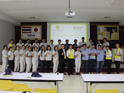 ถ่ายภาพร่วมกันเป็นที่ระลึก