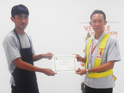 มอบประกาศนียบัตรให้กับผู้ที่ผ่านการฝึกอบรม