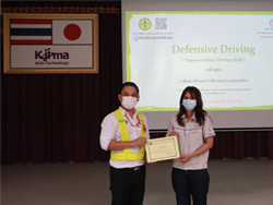 มอบประกาศนียบัตรให้กับผู้ที่ผ่านการฝึกอบรม