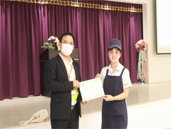 มอบประกาศนียบัตรให้กับผู้ที่ผ่านการฝึกอบรม
