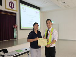 มอบประกาศนียบัตรให้กับผู้ที่ผ่านการฝึกอบรม