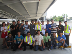 นักขับรถ DHL Express ถ่ายภาพร่วมกันเป็นที่ระลึก