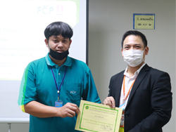 มอบประกาศนียบัตรให้กับผู้ที่ผ่านการฝึกอบรม