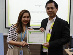 มอบประกาศนียบัตรให้กับผู้ที่ผ่านการฝึกอบรม