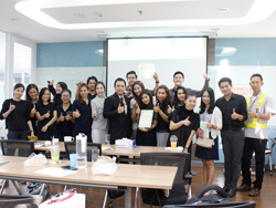 ถ่ายภาพร่วมกันเป็นที่ระลึก
