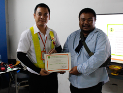 มอบประกาศนียบัตรให้กับผู้ที่ผ่านการฝึกอบรม Defensive Driving Certificate