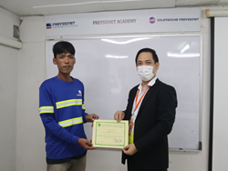 มอบประกาศนียบัตรให้กับผู้ที่ผ่านการฝึกอบรม