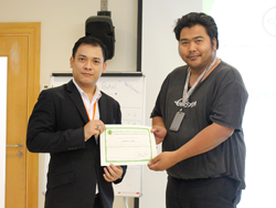 มอบประกาศนียบัตรใหักับผู้ที่ผ่านการฝึกอบรม