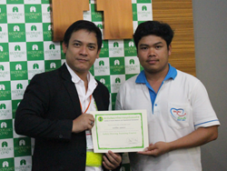 มอบประกาศนียบัตรให้กับผู้ที่ผ่านการฝึกอบรม