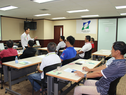 เทคนิคการขับรถอย่างปลอดภัยโดยอาจารย์อภิรัติ  คำสายพรม