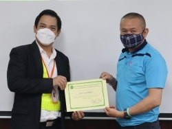 มอบประกาศนียบัตรให้กับผู้ที่ผ่านการฝึกอบรม		