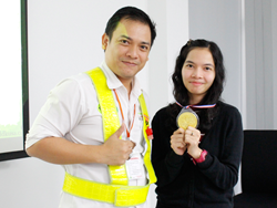 มอบรางวัลให้กับผู้ที่สามารถทำคะแนนสอบได้สูงสุด