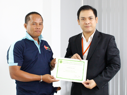 มอบประกาศนียบัตรให้กับผู้ที่ผ่านการฝึกอบรม