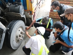 การตรวจสอบระบบไฮดรอลิก และระบบยกสินค้า