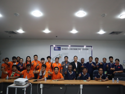 ถ่ายภาพร่วมกันเป็นที่ระลึก