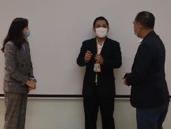 ผู้บริหารร่วมพูดคุยกับอาจารย์อภิรัติ คำสายพรม