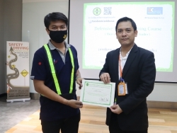 มอบประกาศนียบัตรให้กับผู้ที่ผ่านการฝึกอบรม