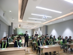 ถ่ายภาพร่วมกันเป็นที่ระลึก