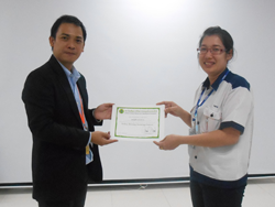 มอบประกาศนียบัตรให้กับพนักงานคนเก่งที่สามารถทำแบบทดสอบได้คะแนนเต็ม