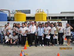 ผู้เข้ารับการฝึกอบรมการขับรถอย่างปลอดภัย  รุ่นที่ 2 ถ่ายภาพร่วมกันเป็นที่ระลึก