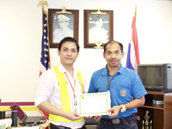 มอบประกาศนียบัตรให้กับผู้ที่ผ่านการฝึกอบรม