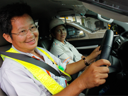 สาธิตเทคนิคการขับรถบนการจราจรโดยครูฝึก