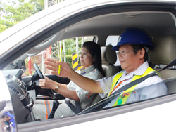 ฝึก และประเมินทักษะการขับรถบนการจราจริงแบบ Commentary Driving