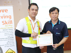 มอบประกาศนียบัตรให้กับผู้ที่ผ่านการฝึกอบรม Defensive Driving Certificate