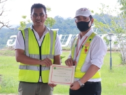 มอบประกาศนียบัตรให้กับผู้ที่ผ่านการฝึกอบรม