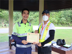 มอบประกาศนียบัตรให้กับผู้ที่ผ่านการฝึกอบรม