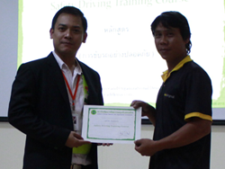 มอบประกาศนียบัตรให้กับผู้ที่ผ่านการฝึกอบรม