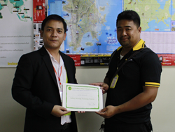 มอบประกาศนียบัตรให้กับผู้ที่ผ่านการฝึกอบรมกับทางสถาบันฯ