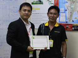 มอบประกาศนียบัตรให้กับผู้ที่ผ่านการฝึกอบรมกับทางสถาบันฯ