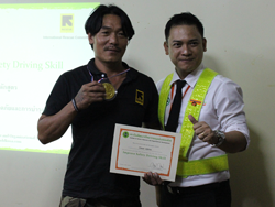 มอบประกาศนียบัตรให้กับผู้ที่ผ่านการฝึกอบรม