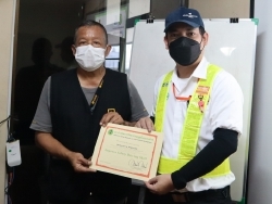 มอบประกาศนียบัตรให้กับผู้ที่ผ่านการฝึกอบรม