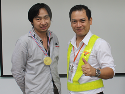 มอบรางวับให้กับผู้ที่ทำคะแนนการทดสอบได้สูงที่สุด