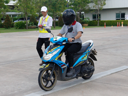 ฝึก และทดสอบทักษะการขับรถบนทางแคบ