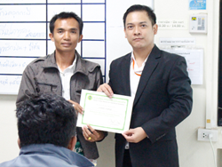 มอบประกาศนียบัตรให้กับผู้ที่ผ่านการฝึกอบรม
