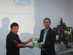 ให้รางวัลกับพนักงานที่สามารถทำข้อสอบได้คะแนนเต็ม