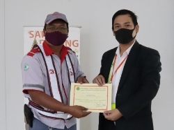 มอยประกาศนียบัตรให้กับผู้ที่ผ่านการฝึกอบรม