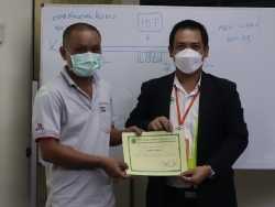 มอบประกาศนียบัตรให้กับผู้ที่ผ่านการฝึกอบรม		