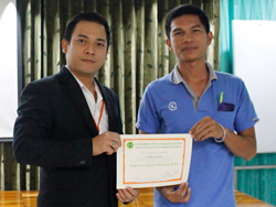 มอบประกาศนียบัตรให้กับผู้ที่ผ่านการฝึกอบรม