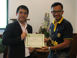 มอบประกาศนียบัตรให้กับผู้ที่ผ่านการฝึกอบรม
