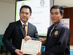 มอบประกาศนียบัตรให้กับผู้ที่ผ่านการฝึกอบรม