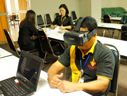 ประเมินการมองเห็นในภาวะแสงสลัวด้วยเครื่อง VR Vision Screening