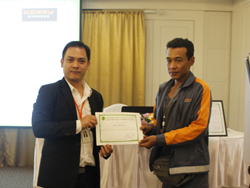 มอบประกาศนียบัตรให้กับผู้ที่ผ่านการฝึกอบรม