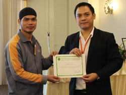 มอบประกาศนียบัตรให้กับผู้ที่ผ่านการฝึกอบรม