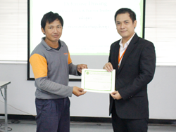 มอบประกาศนียบัตรให้กับผู้ที่ผ่านการฝึกอบรม